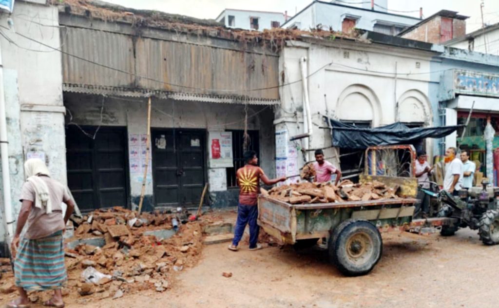 কুমারখালীতে শতবর্ষী ভবনের ছাদের অংশবিশেষ ধ্বসে মা-ছেলে গুরুতর আহত