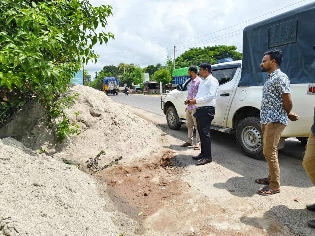কুষ্টিয়ায় ২৫ পরিবারের সড়কে প্রভাবশালীর দেওয়াল, গুড়িয়ে দিল প্রশাসন