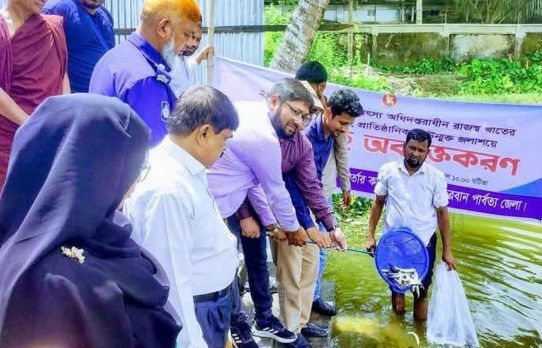 বান্দরবানের লামা উপজেলা মৎস্য অফিসের আয়োজনে ২৬০ কেজি মাছের পোনা অবমুক্ত