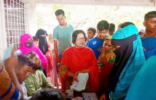 মুলাদীতে খাদ্যবান্ধব কর্মসূচিতে হতদরিদ্রদের কার্ড দিতে টাকা নেওয়ার অভিযোগ