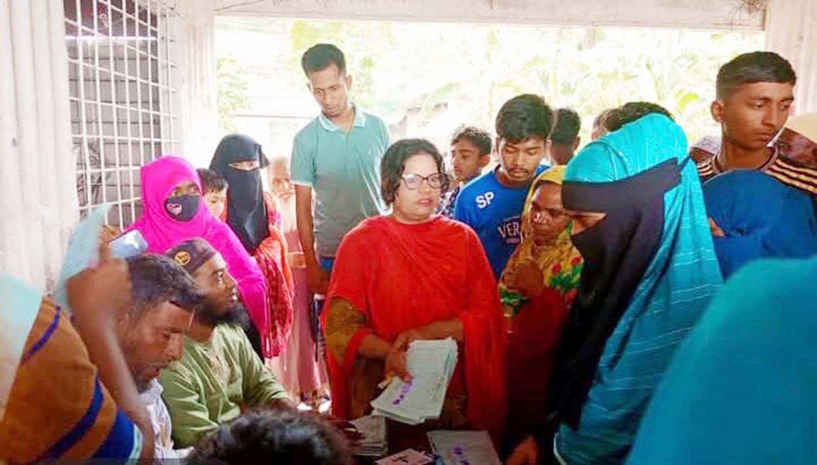 মুলাদীতে খাদ্যবান্ধব কর্মসূচিতে হতদরিদ্রদের কার্ড দিতে টাকা নেওয়ার অভিযোগ