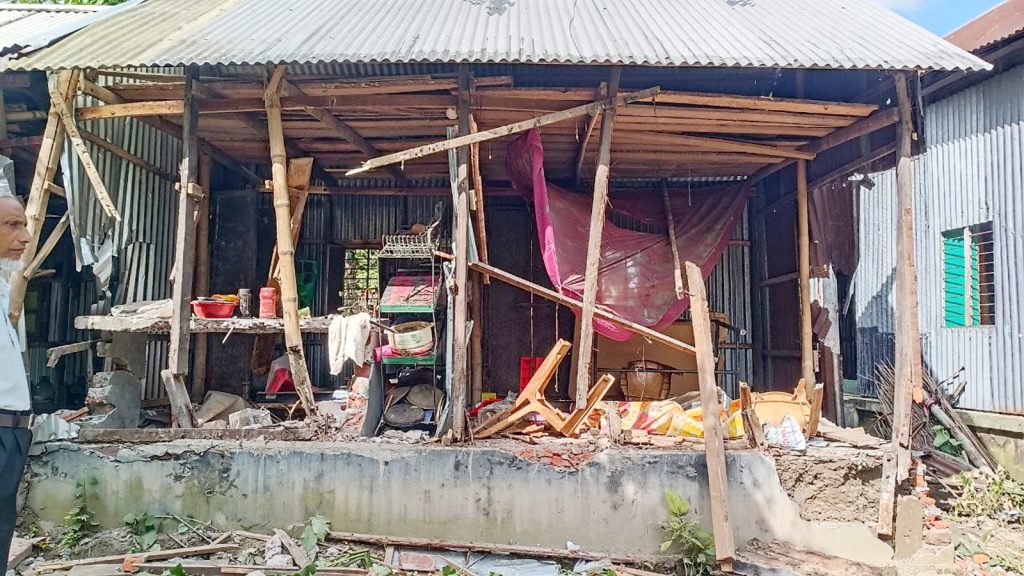 সালথায় জমি নিয়ে বিরোধ বিএনপি নেতার বাড়িতে হামলা-ভাঙচুর ও লুটপাট