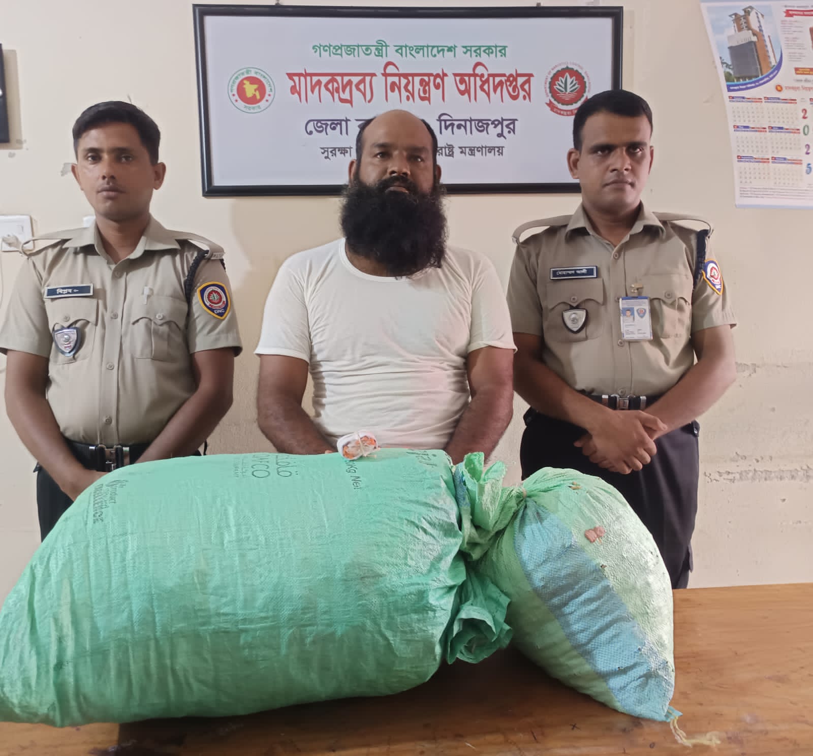 দিনাজপুরে ডিএনসির অভিযানে বিপুল পরিমাণ মাদকসহ ১জন গ্রেপ্তার