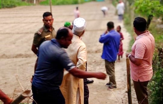 ভোমরাদহ আশ্রয়ণ প্রকল্পবাসীর রাস্তা চলাচল বন্ধ