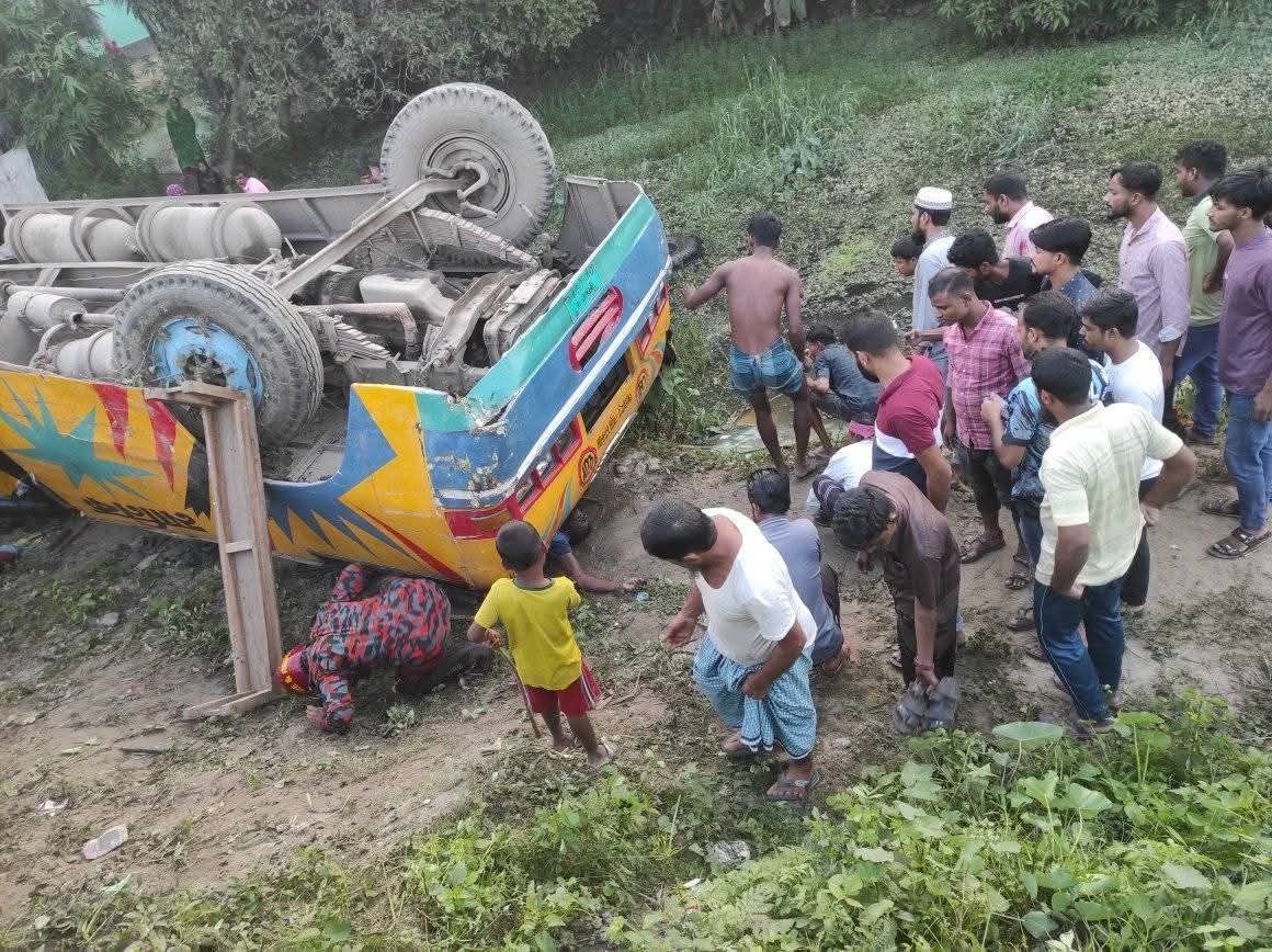 মাধবপুরে বাস উল্টে খাদে, শিশুসহ নিহত ২