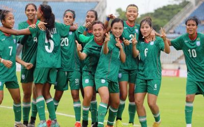 নারী ফুটবল দল ও অনূর্ধ্ব-১৮ নারী হকি দলকে পুরস্কৃত করছে এনএসসি