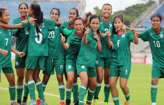 নারী ফুটবল দল ও অনূর্ধ্ব-১৮ নারী হকি দলকে পুরস্কৃত করছে এনএসসি