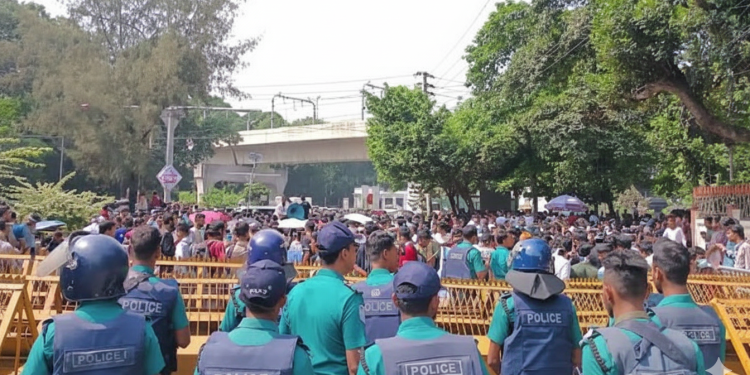 শিক্ষা ভবন প্রাঙ্গণে সাত কলেজের শিক্ষার্থীদের প্রতিবাদ সমাবেশ