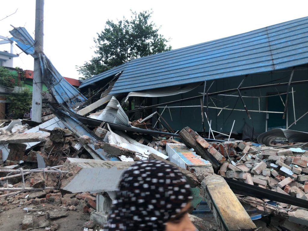 দিনাজপুরে পুলহাট থেকে খানপুর পর্যন্ত রাস্তার দু’ধারের অবৈধ স্থাপনা উচ্ছেদ