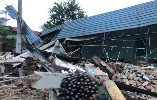 দিনাজপুরে পুলহাট থেকে খানপুর পর্যন্ত রাস্তার দু’ধারের অবৈধ স্থাপনা উচ্ছেদ