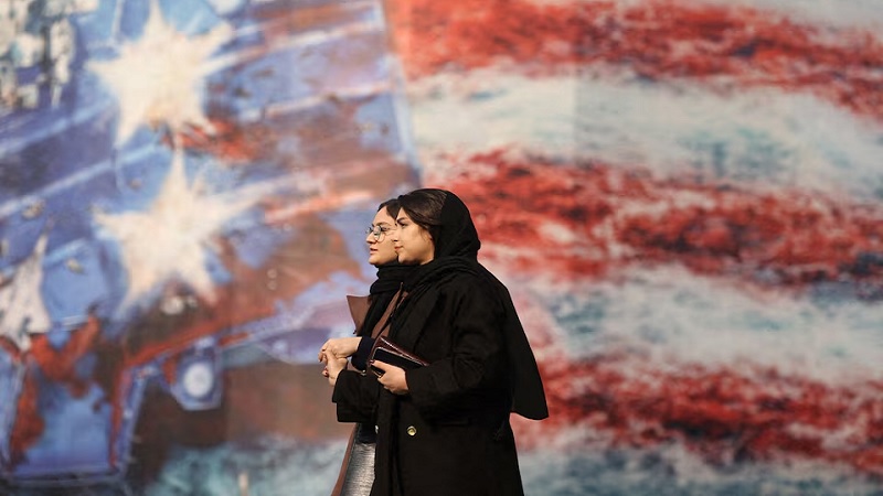 বিক্ষোভ উসকাতে ইরানে হামলার কথা ভাবছেন ট্রাম্প, প্রশ্নে ‘রেজিম চেঞ্জ’