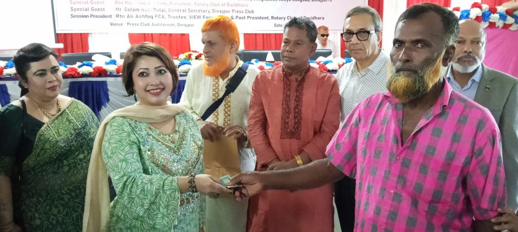 দিনাজপুরে দরিদ্র প্রতিবন্ধী ক্ষুদ্র ব্যবসায়ীদের মাঝে রোটারির আর্থিক সহায়তা প্রদান