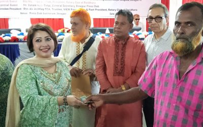দিনাজপুরে দরিদ্র প্রতিবন্ধী ক্ষুদ্র ব্যবসায়ীদের মাঝে রোটারির আর্থিক সহায়তা প্রদান