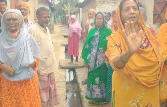দিনাজপুরে পানি নিষ্কাশন ব্যবস্থার অভাবে চরম দুষর্ভোগে  বিহারীপাড়া