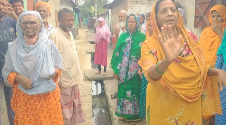 দিনাজপুরে পানি নিষ্কাশন ব্যবস্থার অভাবে চরম দুষর্ভোগে  বিহারীপাড়া
