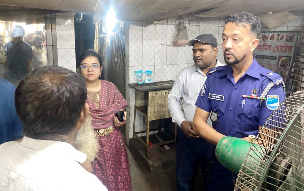 অস্বাস্থ্যকর পরিবেশে খাদ্য বিক্রি, কালীগঞ্জে দুই হোটেল মালিককে অর্থদণ্ড