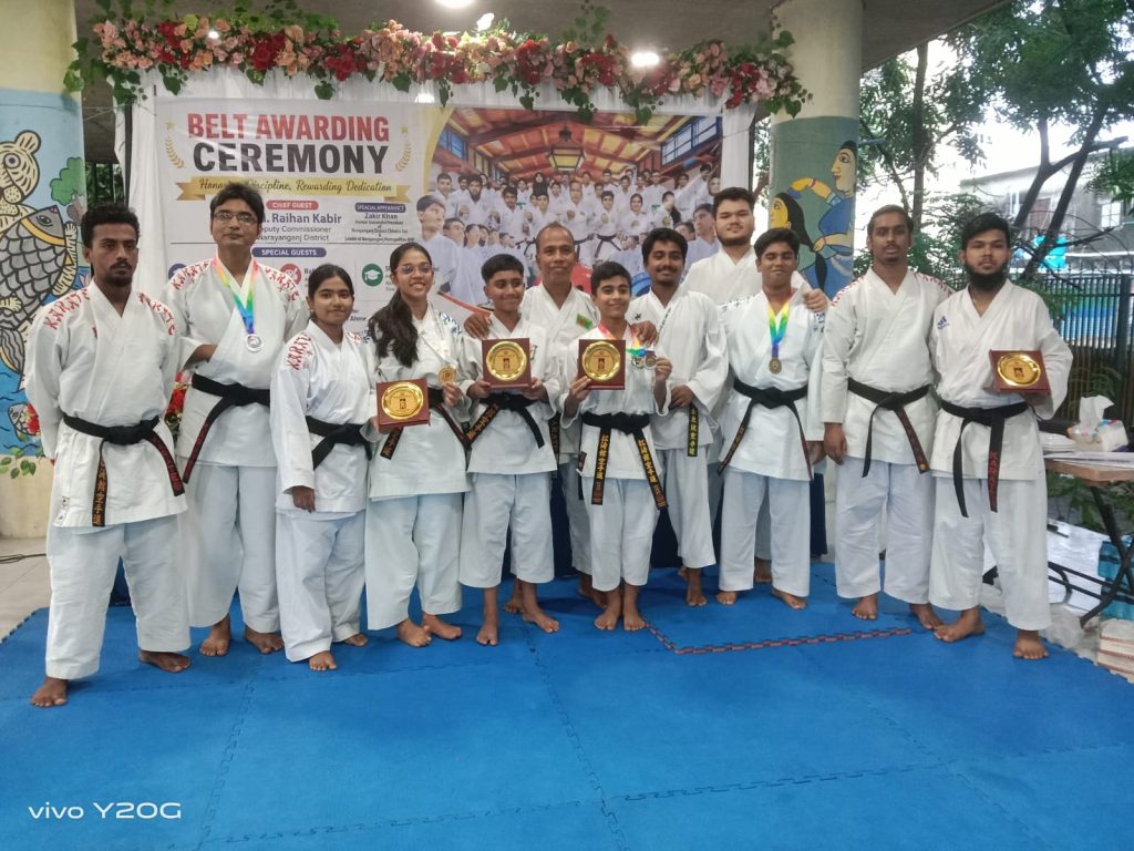 আর এন আর গ্লাডিয়েটর ইন্টারন্যাশনাল কারাতে একাডেমির পক্ষ থেকে ব্ল্যাক বেল্ট প্রদান