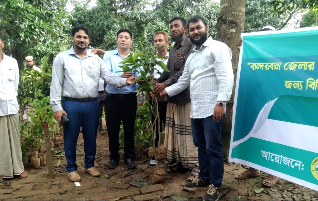 আলীকদমে ৭০ কৃষকের মাঝে ফলদ-বনজ চারা ও সার বিতরণ