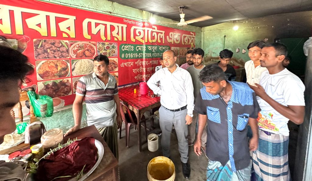 নিউ মার্কেটে মোবাইল কোর্ট: অতিরিক্ত মূল্য আদায় ও নানা অনিয়মে ৮ মামলায় ২৭ হাজার টাকা জরিমানা