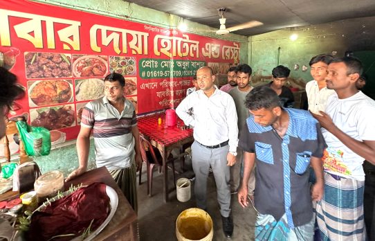 নিউ মার্কেটে মোবাইল কোর্ট: অতিরিক্ত মূল্য আদায় ও নানা অনিয়মে ৮ মামলায় ২৭ হাজার টাকা জরিমানা
