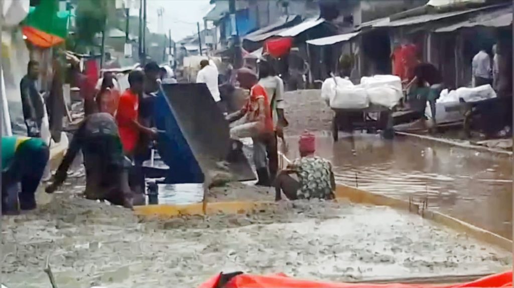 স্থানীয়দের বাধা উপেক্ষা করে গলাচিপায় বৃষ্টির মধ্যেই রাস্তার আরসিসি ঢালাই