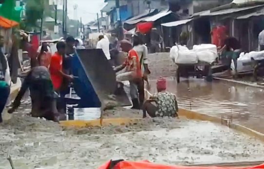 স্থানীয়দের বাধা উপেক্ষা করে গলাচিপায় বৃষ্টির মধ্যেই রাস্তার আরসিসি ঢালাই