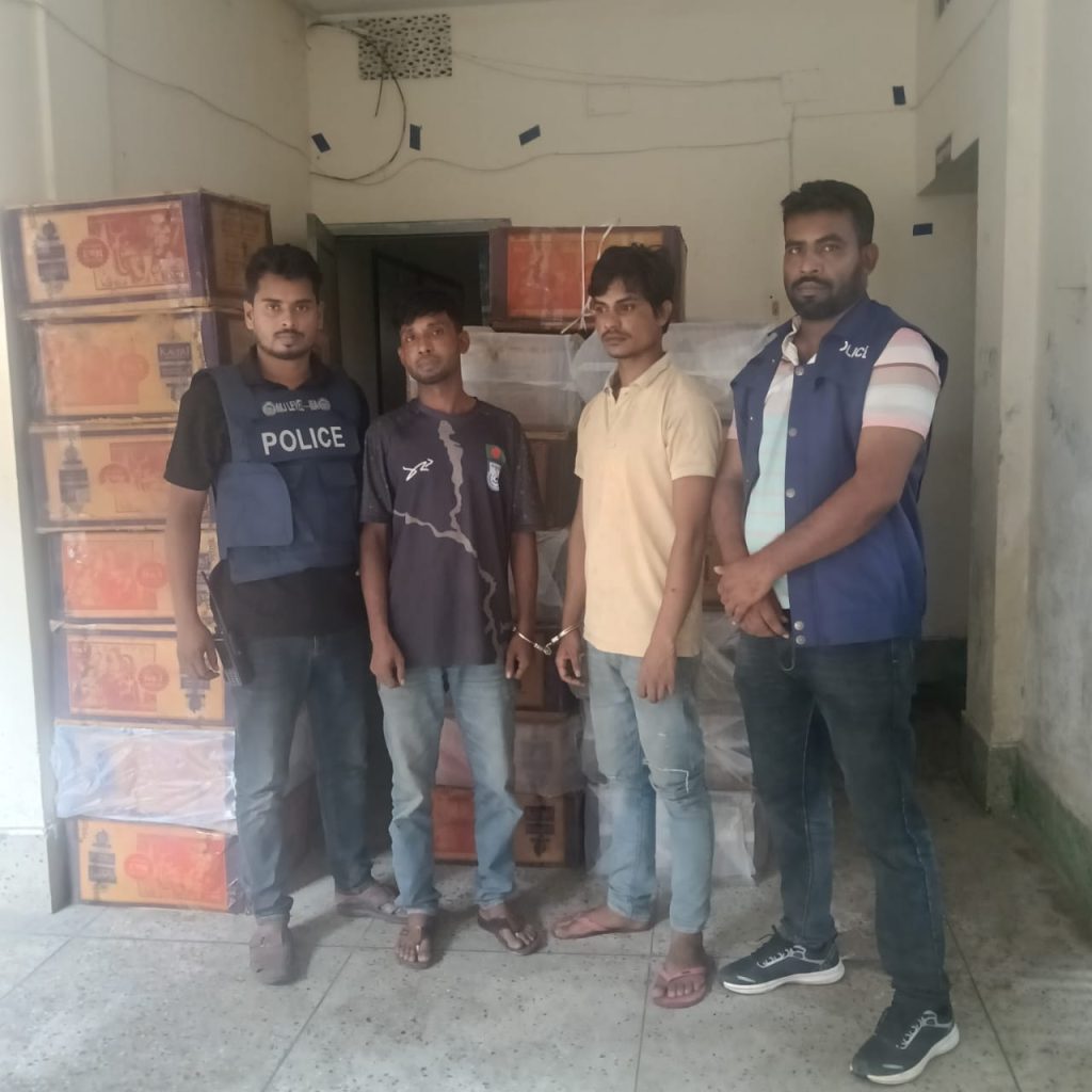 মৌলভীবাজার ​শেরপুরে সাত লাখ টাকার ভারতীয় পণ্যসহ পিকআপ জব্দ, আটক ২