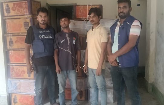 মৌলভীবাজার ​শেরপুরে সাত লাখ টাকার ভারতীয় পণ্যসহ পিকআপ জব্দ, আটক ২