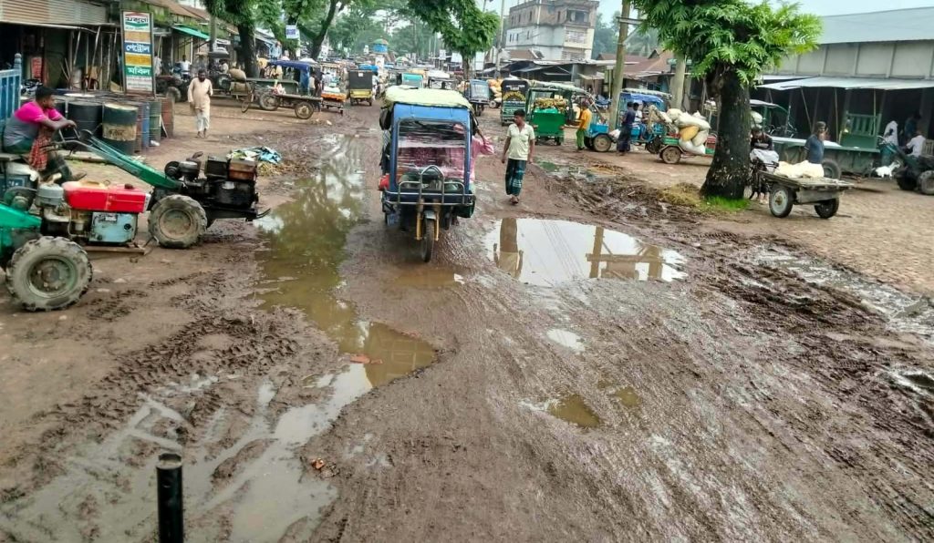 খানাখন্দে বেহাল নালিতাবাড়ী-হালুয়াঘাট সড়কে সীমাহীন দুর্ভোগ
