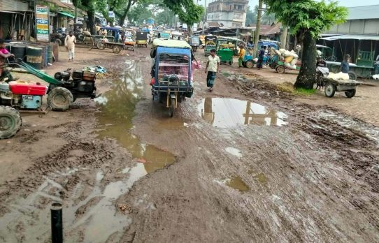 খানাখন্দে বেহাল নালিতাবাড়ী-হালুয়াঘাট সড়কে সীমাহীন দুর্ভোগ