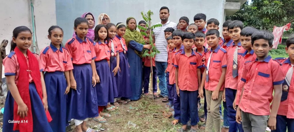 বাঘার নারায়ণপুর সরকারি প্রাথমিক বিদ্যালয়ে বৃক্ষরোপণ অনুষ্ঠিত