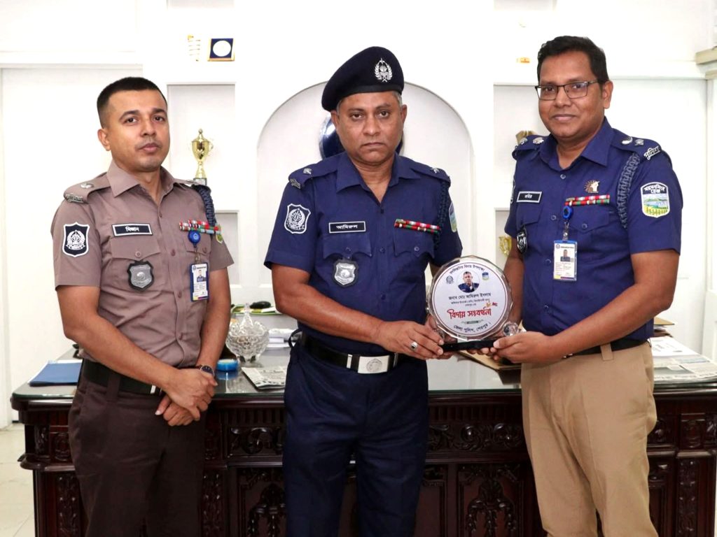 ঝিনাইগাতী থানার ভারপ্রাপ্ত কর্মকর্তা (ওসি) মোহাম্মদ আমিরুল ইসলামের বিদায় সংবর্ধনা
