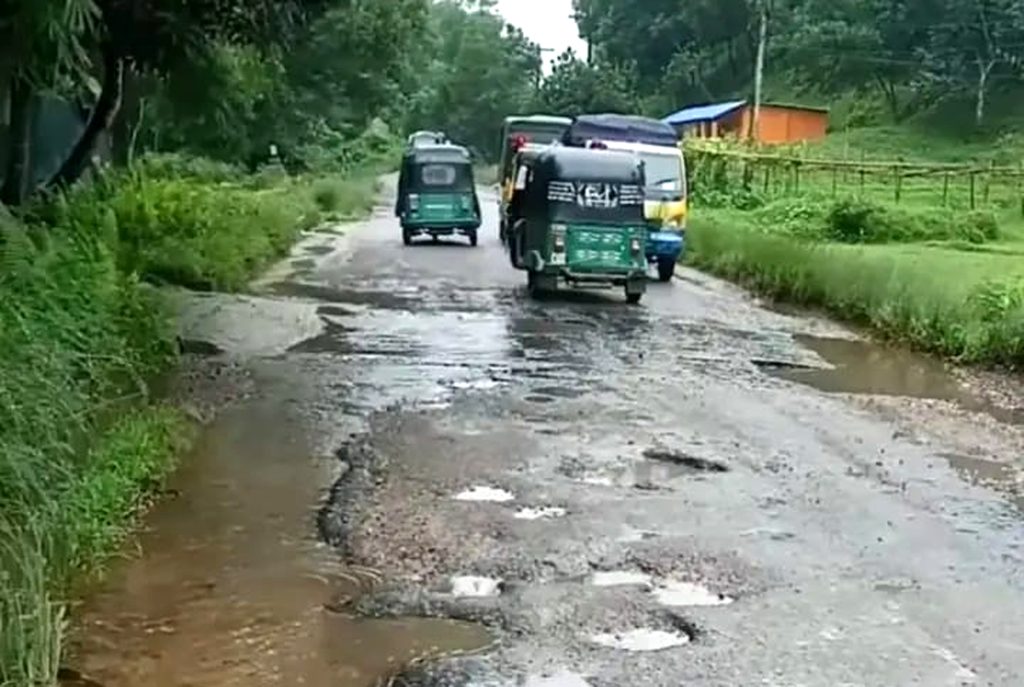 গোলাপগঞ্জের ঢাকা দক্ষিণগামী সড়কের বেহাল অবস্থা