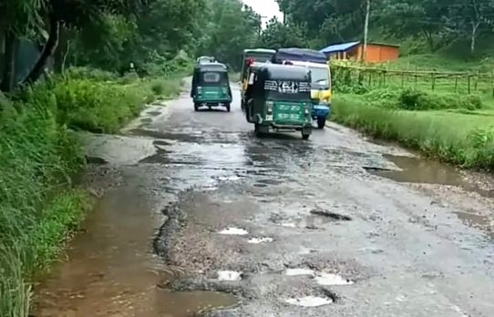 গোলাপগঞ্জের ঢাকা দক্ষিণগামী সড়কের বেহাল অবস্থা