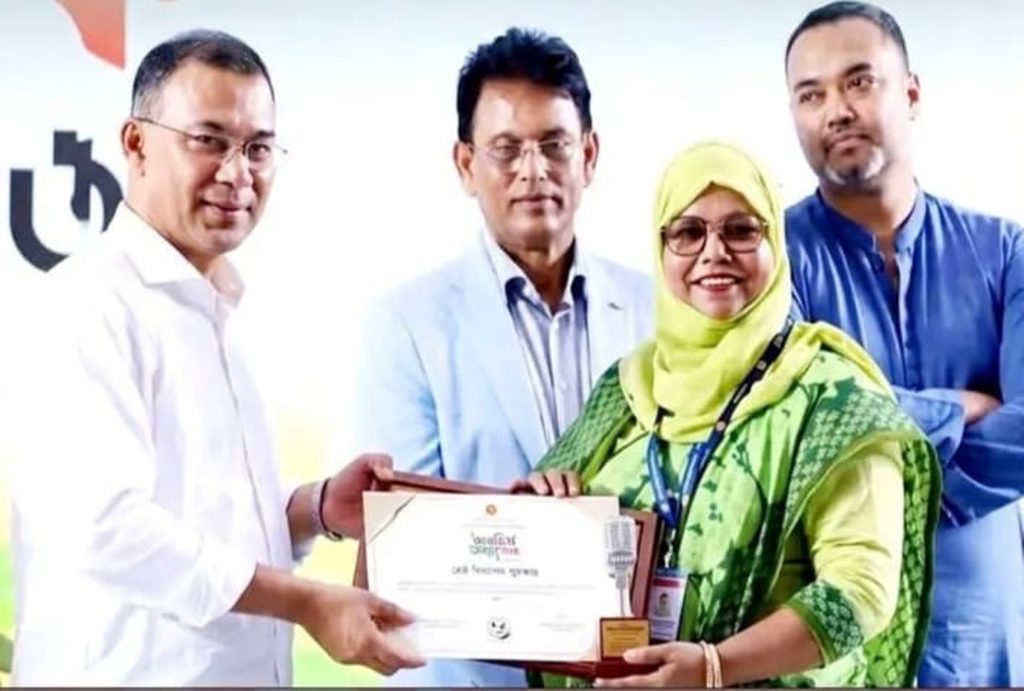 জাতীয় পর্যায়ে শ্রেষ্ঠ প্রাথমিক বিদ্যালয় সম্মাননা ও পদক গ্রহণ করলেন শিক্ষিকা হাফছা বেগম