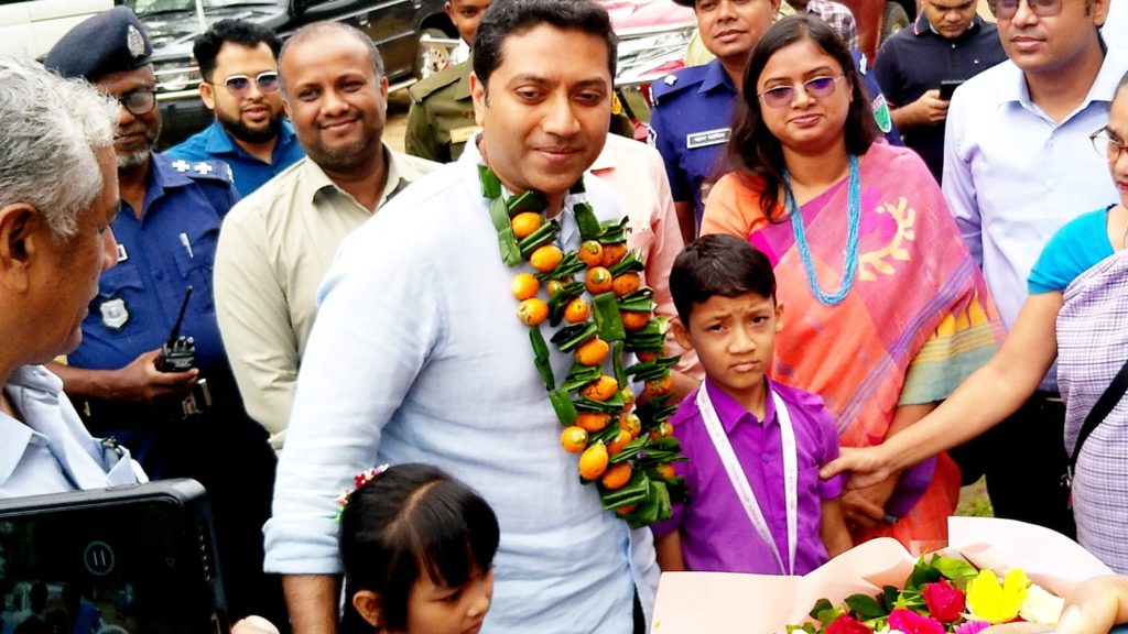 সিলেটে শিক্ষা প্রতিমন্ত্রীকে ঐতিহ্যবাহী খাঁশিয়া পান-সুপারির মালা দিয়ে বরণ করলো শিক্ষার্থীরা
