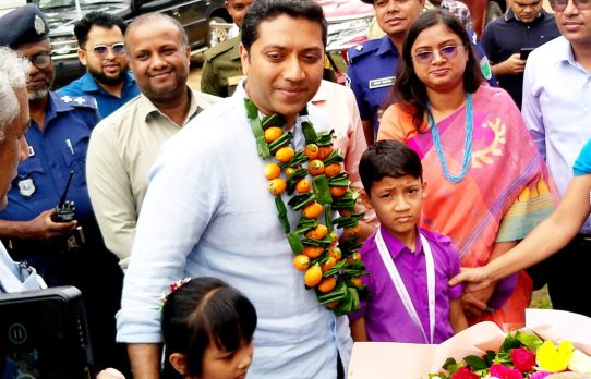 সিলেটে শিক্ষা প্রতিমন্ত্রীকে ঐতিহ্যবাহী খাঁশিয়া পান-সুপারির মালা দিয়ে বরণ করলো শিক্ষার্থীরা
