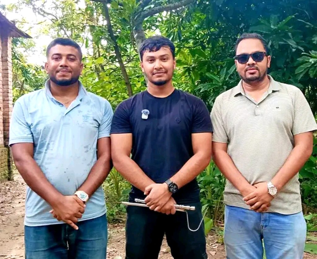 বোচাগঞ্জে শয়নকক্ষে বিষধর কালাচ, সাহসিকতায় বস্তাবন্দি করলেন যুবক