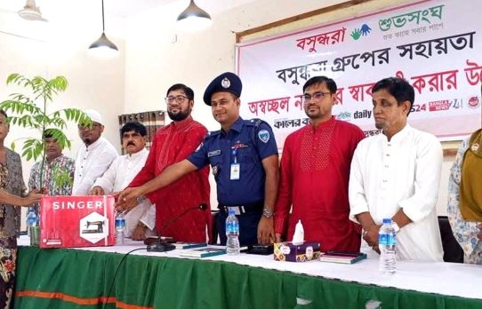 লামায় বসুন্ধরা গ্রুপের উদ্যোগে অস্বচ্ছল নারীদের মাঝে সেলাই মেশিন বিতরণ