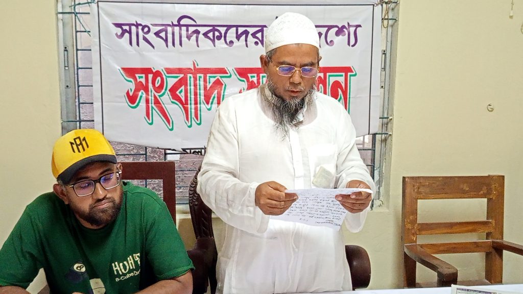 মুলাদীতে স্ট্যাম্পে স্বাক্ষর নেওয়াকে কেন্দ্র করে পাল্টা-পাল্টি সংবাদ সম্মেলন