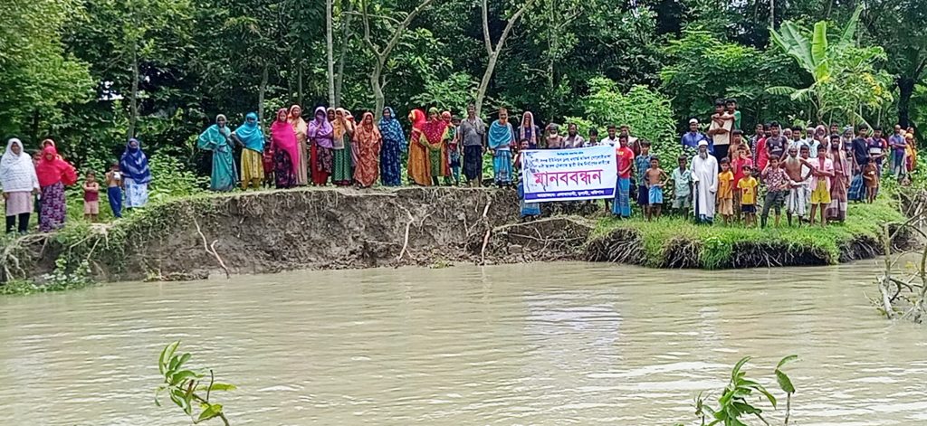 মুলাদীর শৈলা নদীর ভাঙ্গন রোধে স্থায়ী বাঁধ নির্মাণের দাবিতে এলাকাবাসীর মানববন্ধন