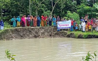 মুলাদীর শৈলা নদীর ভাঙ্গন রোধে স্থায়ী বাঁধ নির্মাণের দাবিতে এলাকাবাসীর মানববন্ধন