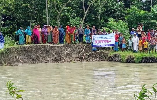 মুলাদীর শৈলা নদীর ভাঙ্গন রোধে স্থায়ী বাঁধ নির্মাণের দাবিতে এলাকাবাসীর মানববন্ধন