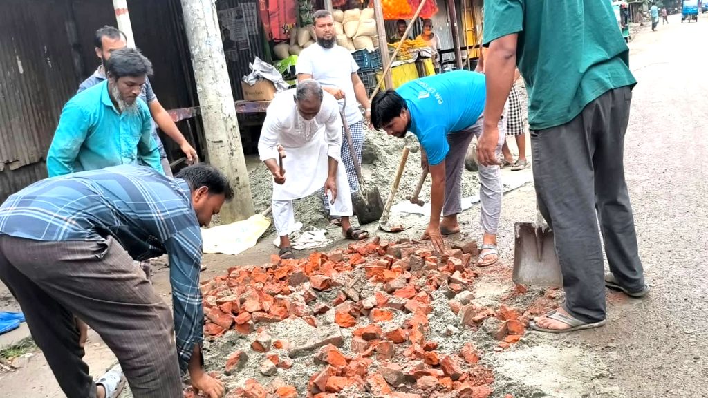রামগতিতে নিজস্ব উদ্যোগে সড়ক সংস্কার, আশ্রম বাজার সড়কে কাজ করলেন মেয়র প্রার্থী আবুল খায়ের