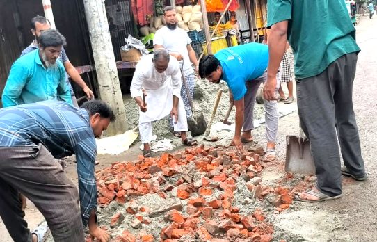 রামগতিতে নিজস্ব উদ্যোগে সড়ক সংস্কার, আশ্রম বাজার সড়কে কাজ করলেন মেয়র প্রার্থী আবুল খায়ের