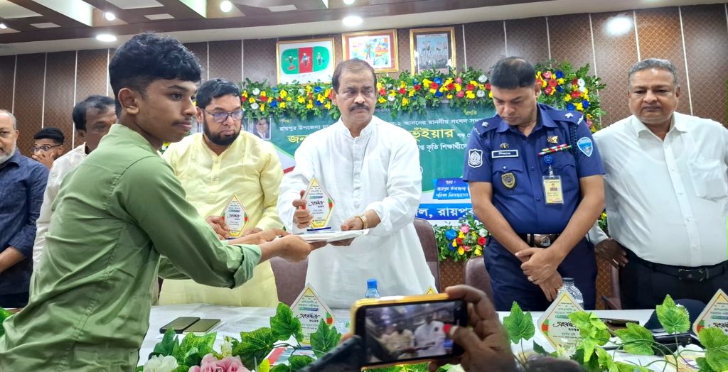 রায়পুরে জিপিএ-৫ প্রাপ্ত শিক্ষার্থীদের সংবর্ধনা