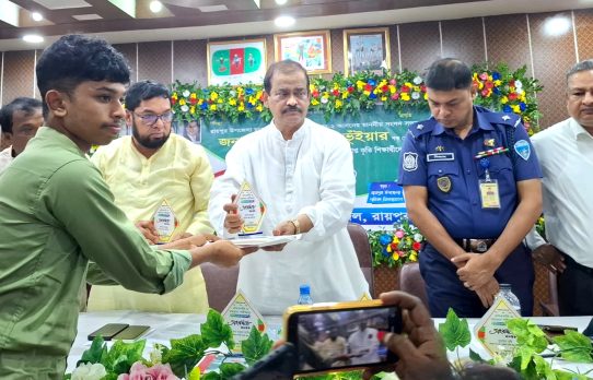 রায়পুরে জিপিএ-৫ প্রাপ্ত শিক্ষার্থীদের সংবর্ধনা