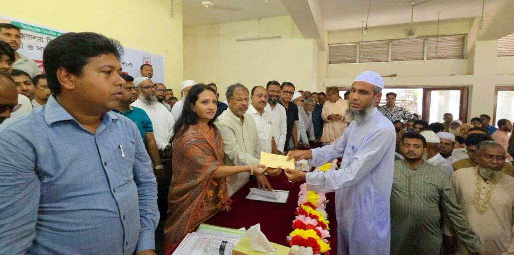 সিংড়ায় দুস্থ-অসহায়দের মাঝে সমাজকল্যাণ মন্ত্রণালয়ের অনুদানের চেক বিতরণ