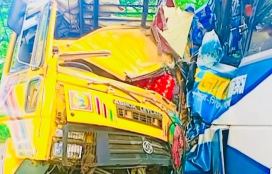 সিলেটের লালাবাজারে ট্রাক ও বাসের সংঘর্ষে নিহত ১