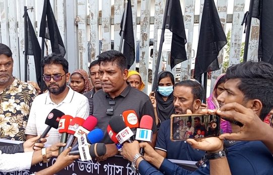 জামগড়ায় প্রীতি গ্রুপে গ্যাস সিলিন্ডার বিস্ফোরণ: বিচার ও শ্রমিক পুনর্বহালের দাবিতে মানববন্ধন